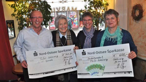 Hannelore Roos (2. li.) und Helga Appel (re.) freuten sich über die Spenden von Olaf und Marion Meyer, Foto: weiss