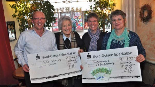 Hannelore Roos (2. li.) und Helga Appel (re.) freuten sich über die Spenden von Olaf und Marion Meyer, Foto: weiss Hannelore Roos (2. li.) und Helga Appel (re.) freuten sich über die Spenden von Olaf und Marion Meyer, Foto: weiss